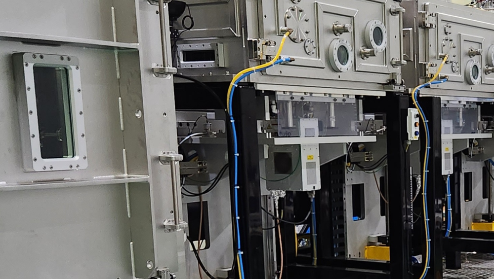 OLED·LCD 증착 공정 진공 챔버 현장 — 플랜지와 뷰포트가 연결된 대형 챔버 시스템