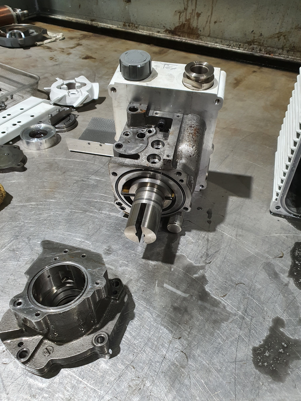RV·Duo 계열 오일 로터리베인 펌프 로터·베어링 분해 사진